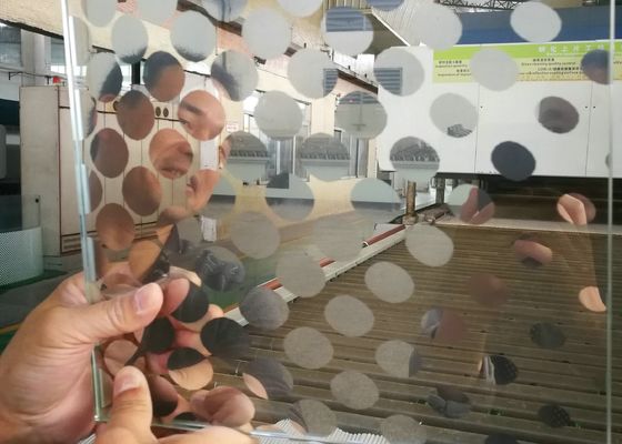 15 밀리미터는 가구 장식을 위한 끝난 인쇄 유리층 패널을 반영합니다